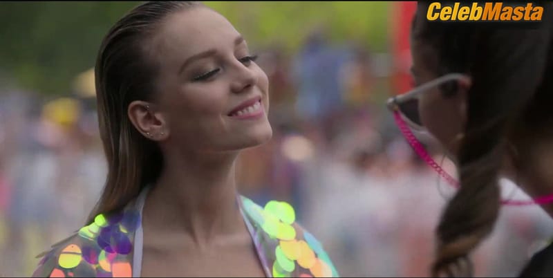 Ester Exposito and Claudia Salas's Swimsuit Scene in Elite