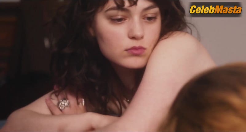 Celeste Brunnquell and Anamaria Vartolomei's Lesbian Scene in Being Maria