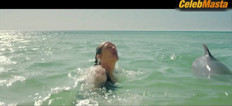 Julia Roberts, Kaitlyn Dever and Billie Lourd Swimsuit Scene from Ticket To Paradise
