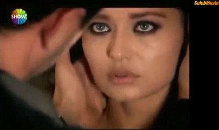 Nurgul Yesilcay's Sexy Scene from Sensiz Olmaz