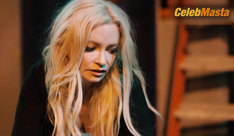 Mindy Robinson's Sexy Scene from Check Point