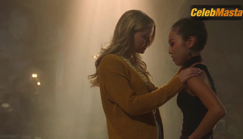 Virginia Gardner and Lyrica Okano's Lesbian Scene in Marvel's Runaways