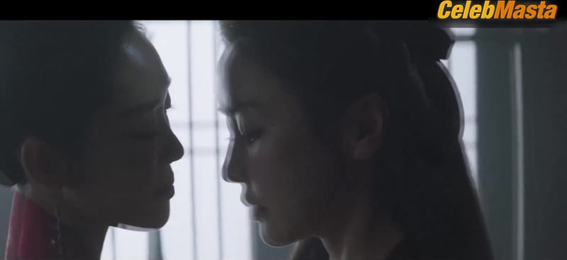 Oh Ha-Nee and Jeon Jong-seo Show Lesbian Boobs Scene in Queen Woo