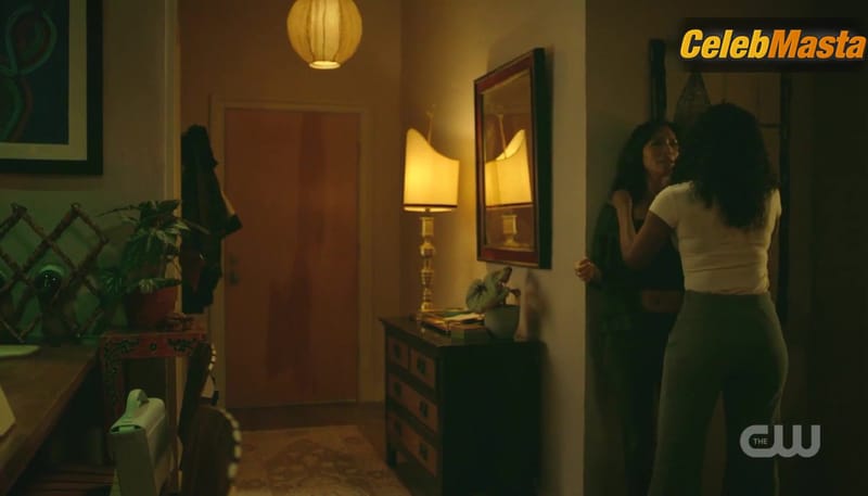 Nafessa Williams and Chantal Thuy's Lesbian Scene in Black Lightning
