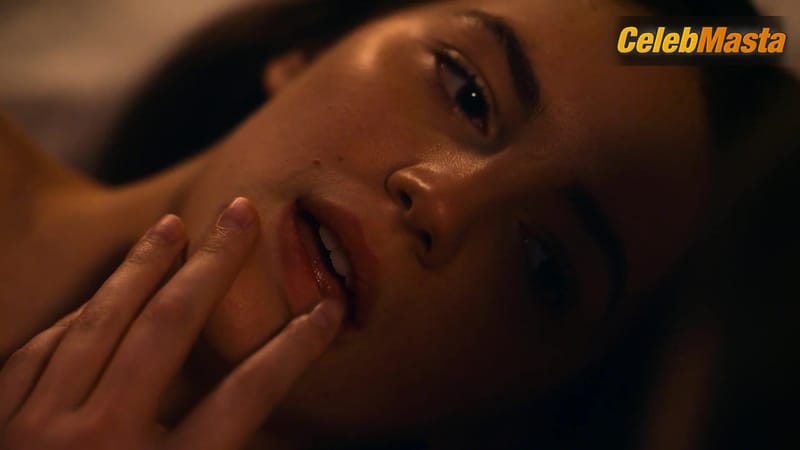 Hailee Steinfeld and Ella Hunt Share Lesbian Scene in Dickinson