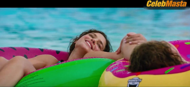 Odeya Rush and Danielle Macdonald's Bikini Scene in Dumplin