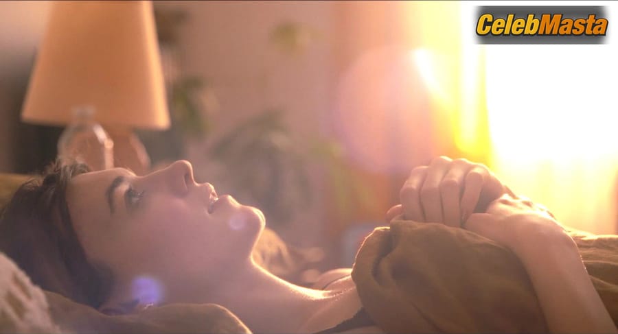 Daisy Edgar-Jones Underwear Scene from Fresh