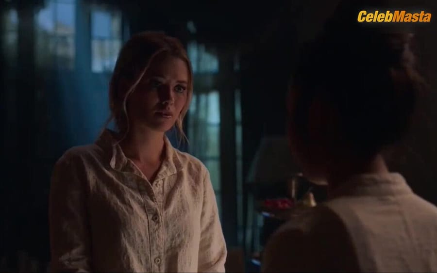 Virginia Gardner and Lyrica Okano Have Lesbian Scene in Marvel's Runaways