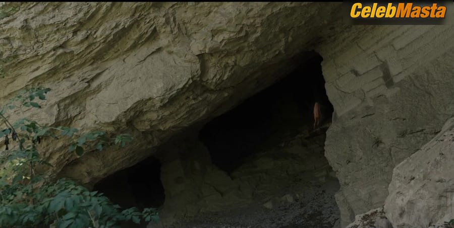 Jelena Gavrilovic Shows Butt, Tits Scene in Robin Hood