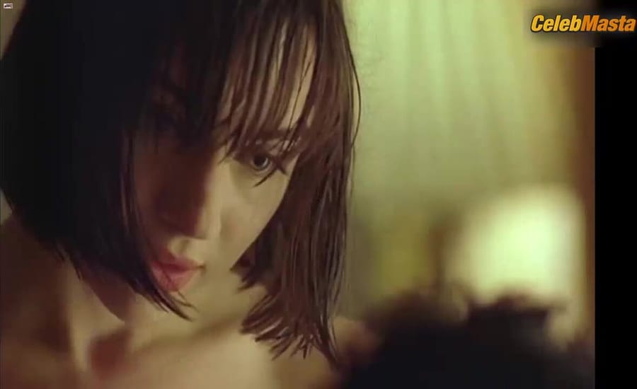 Amanda Ryan Boobs Scene in The Hunger