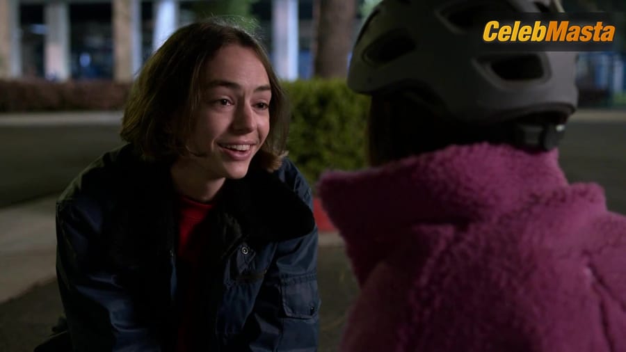 Brigette Lundy-Paine and Fivel Stewart Lesbian Sex Scene from Atypical