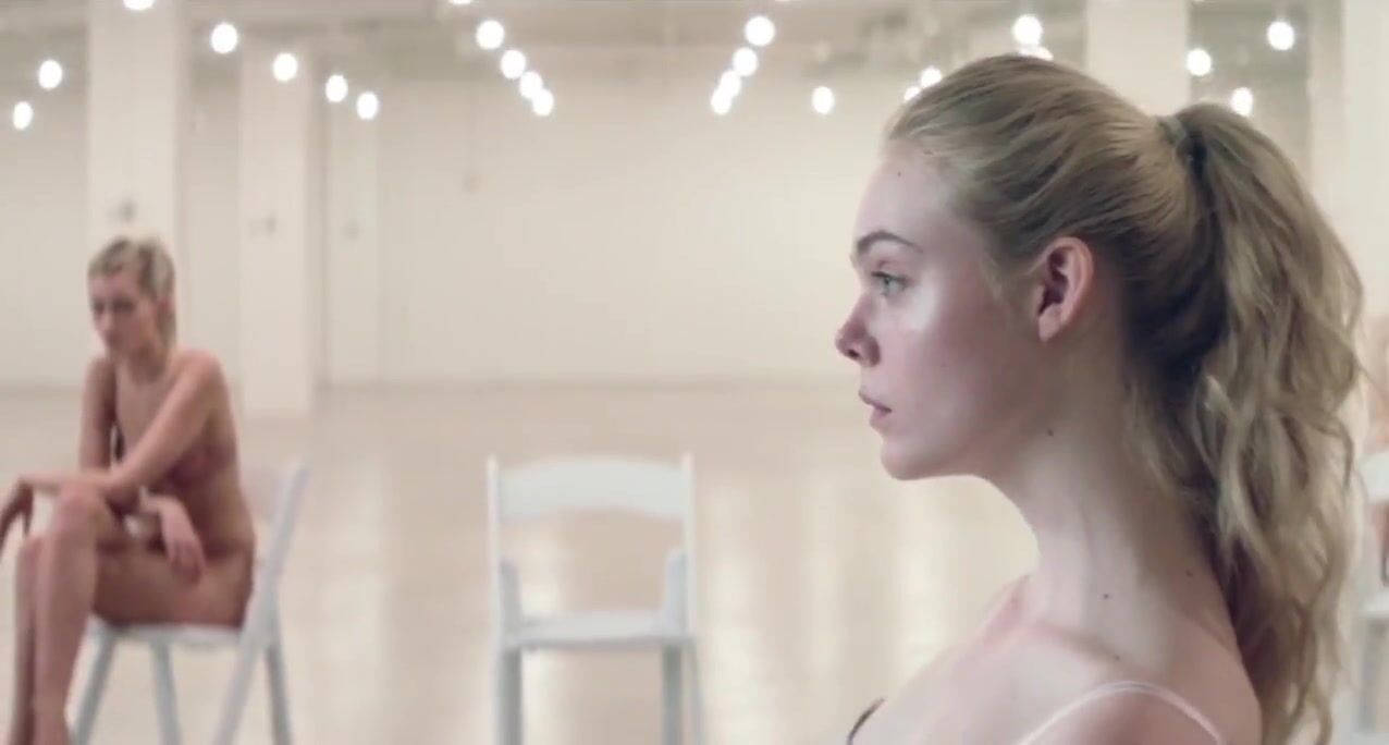 Elle Fanning Pussy Masturbation In Solo Porn Video - Photo 1 of 5