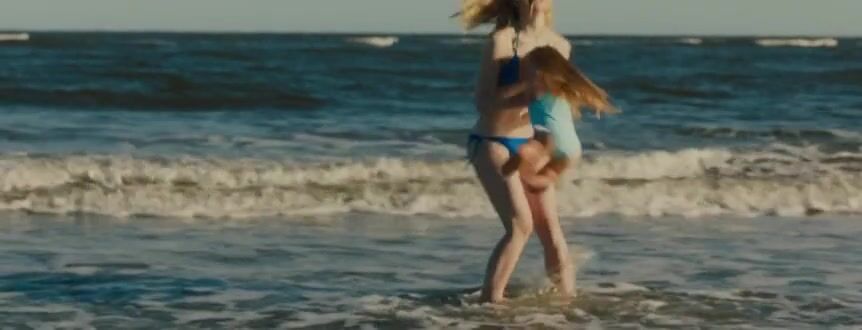 Elle Fanning Nude Scene Flashing Tits In Galveston Movie - Photo 1 of 5 photo 2