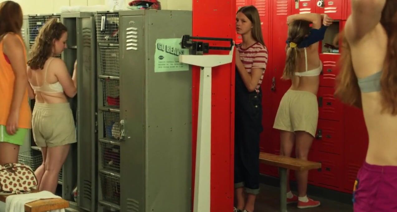 Sydney Sweeney Bra And Lingerie Flashing, Sexy Locker Room - Photo 1 of 5