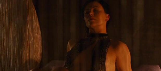 Charlize Theron Eon Flux Side Boobs And Nipples Sex Scene - Photo 1 of 5