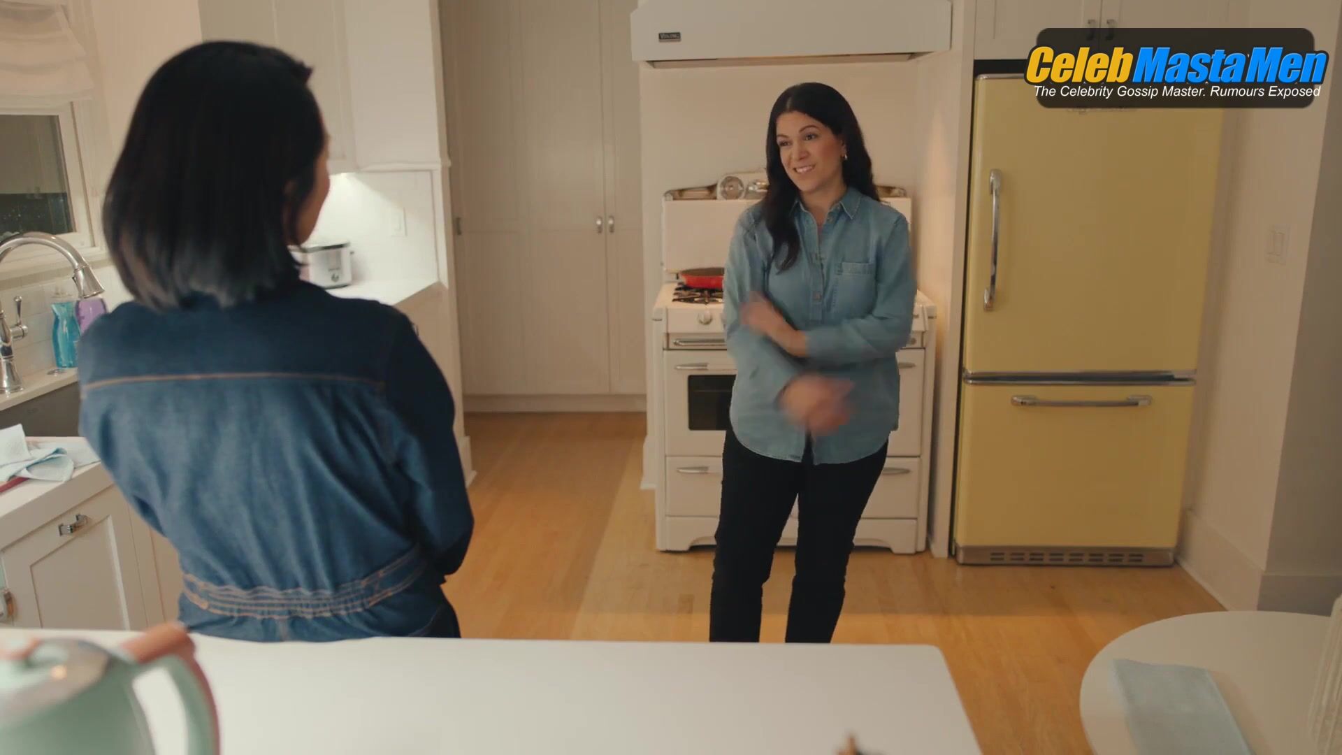 Poppy Liu Abbi Jacobson And Lesbian Sex Scene From No - Photo 2 of 5 photo 4