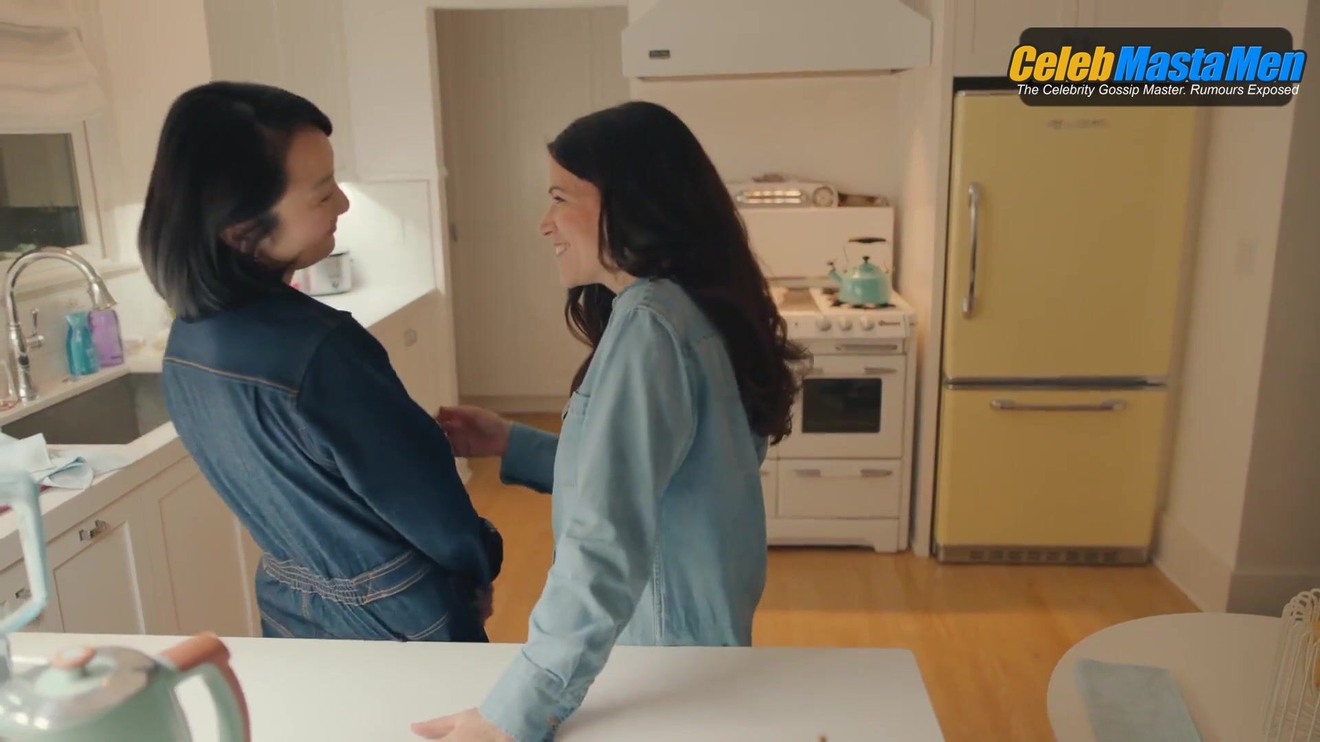 Poppy Liu Abbi Jacobson And Lesbian Sex Scene From No - Photo 2 of 5 photo 5