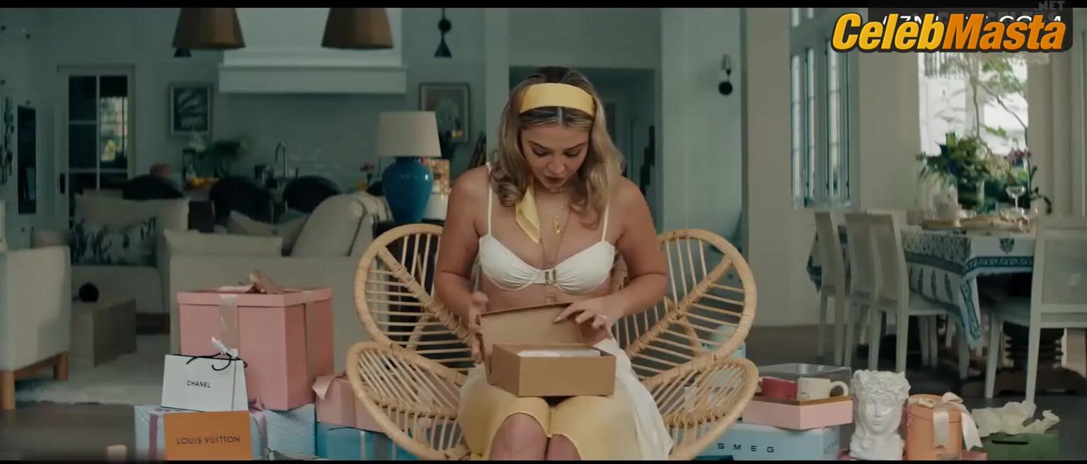 Madelyn Cline ’s Lesbian Scene In I Know What You - Photo 1 of 5 photo 3
