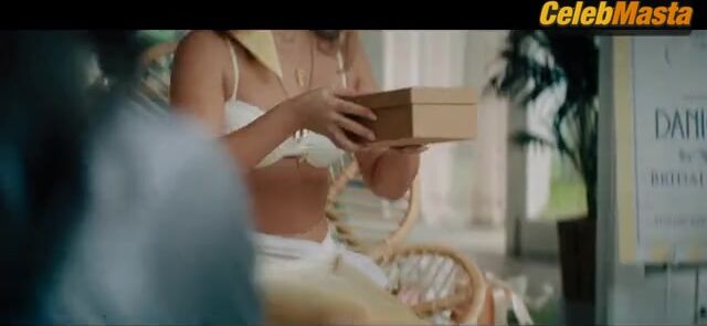 Madelyn Cline ’s Swimsuit Scene In I Know What You - Photo 1 of 5 photo 2
