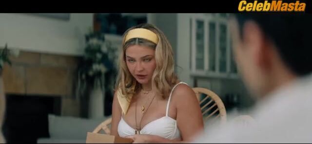 Madelyn Cline ’s Swimsuit Scene In I Know What You - Photo 1 of 5 photo 3