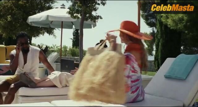 Kate Hudson And Madelyn Cline’s Swimsuit Scene In - Photo 1 of 5 photo 2