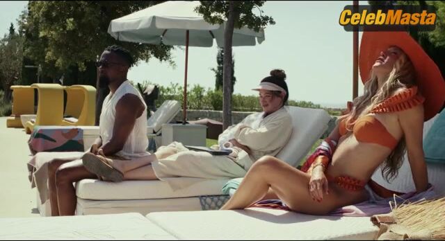 Kate Hudson And Madelyn Cline’s Swimsuit Scene In - Photo 1 of 5 photo 4
