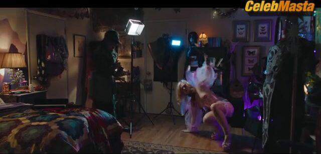 Elle Fanning Tits, Prosthetic Scene From Margo’s - Photo 4 of 5
