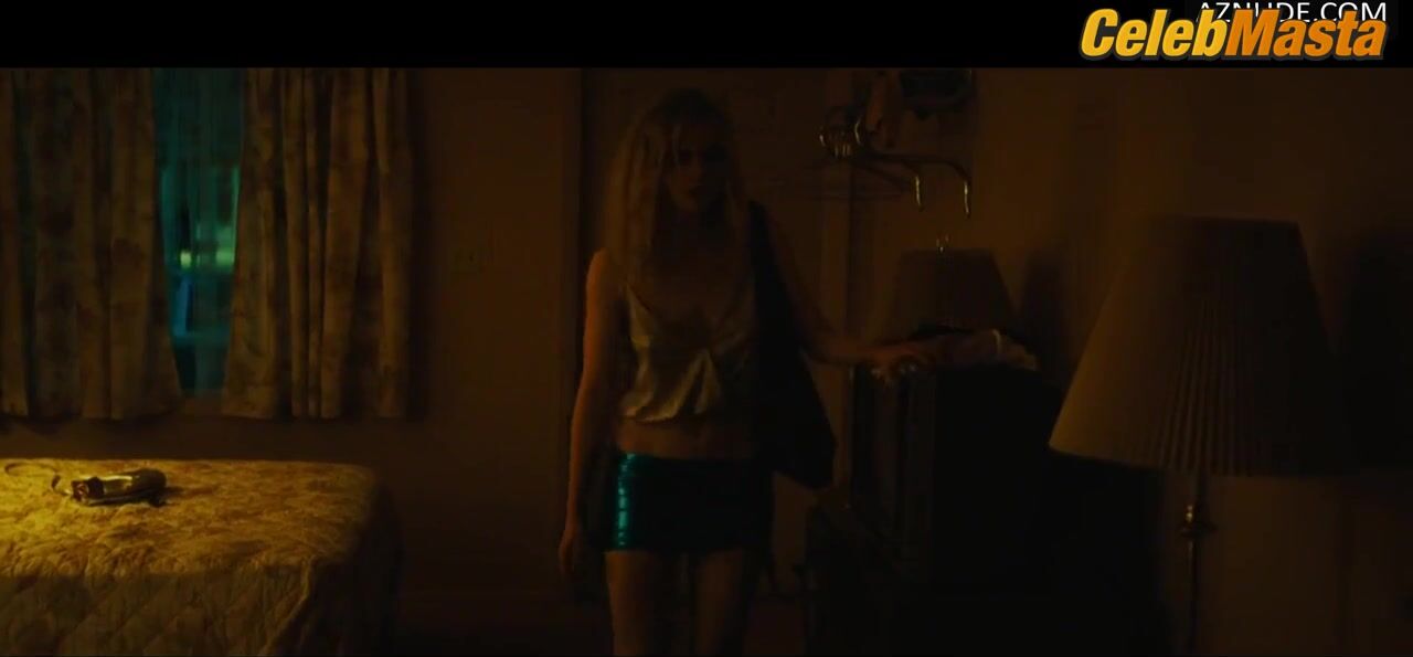 Elle Fanning Tits Scene From Galveston - Photo 1 of 5 photo 3