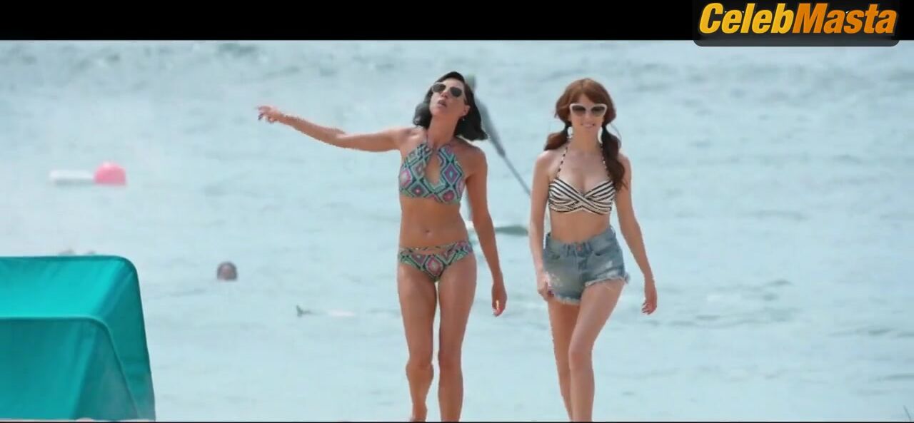Anna Kendrick Aubrey Plaza And Sexy Scene From Mike & - Photo 2 of 5