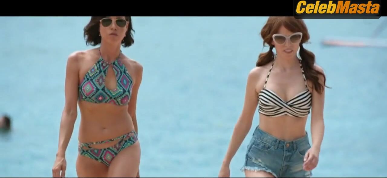 Anna Kendrick Aubrey Plaza And Sexy Scene From Mike & - Photo 2 of 5 photo 4