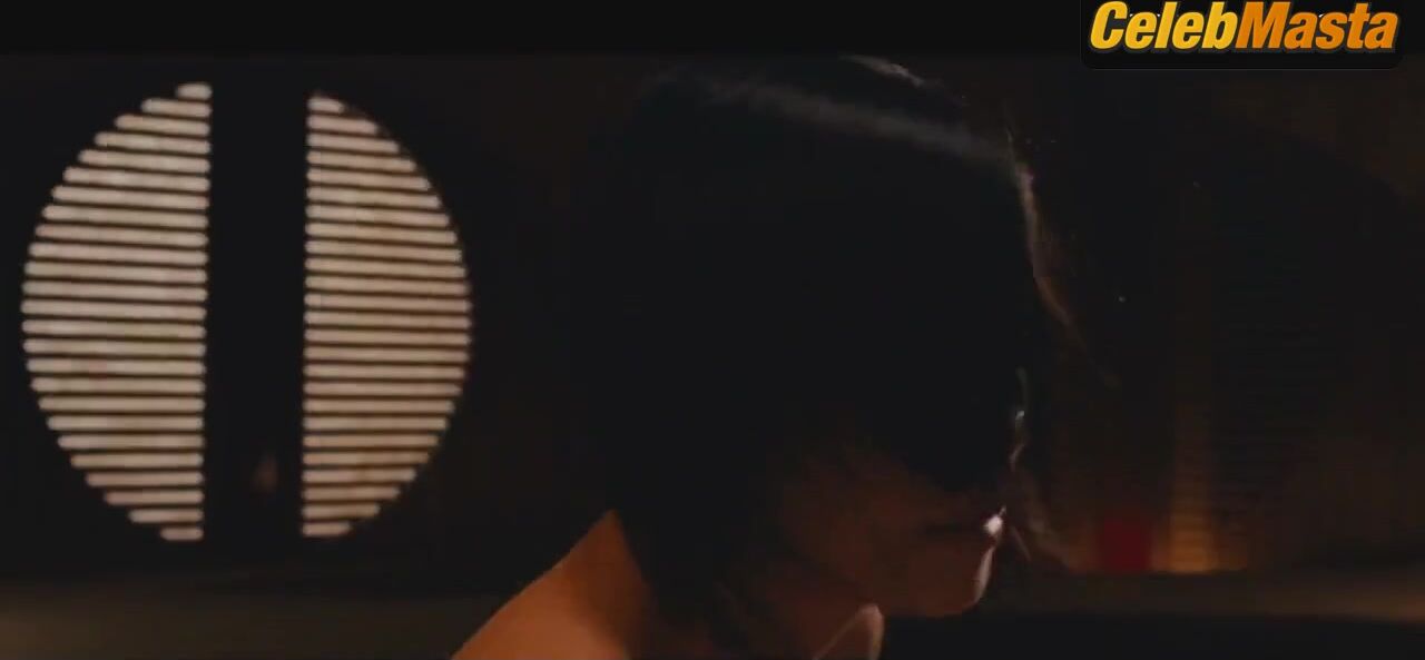 Charlize Theron ’s Tits Scene From Aeon Flux - Photo 1 of 5 photo 5