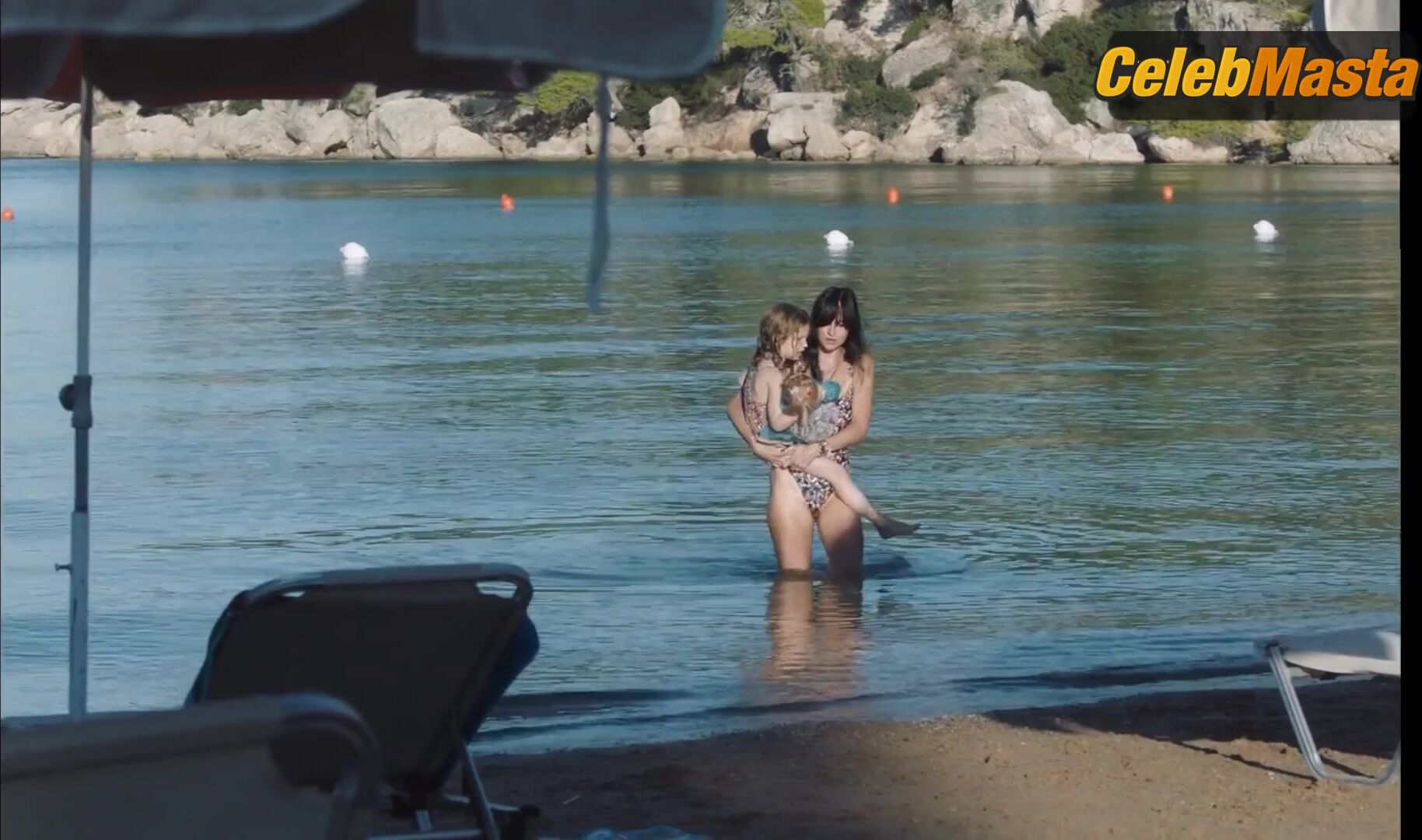 Dakota Johnson ’s Hot Scene In The Lost Daughter - Photo 2 of 5