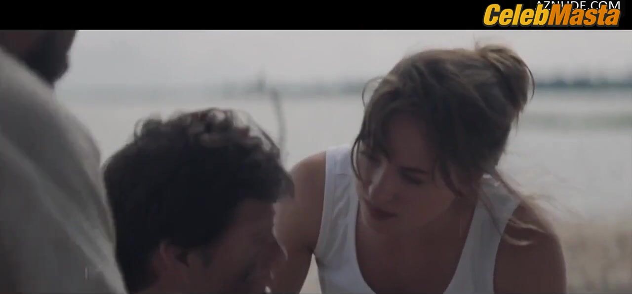 Dakota Johnson Hot Scene In The Peanut Butter Falcon - Photo 2 of 5