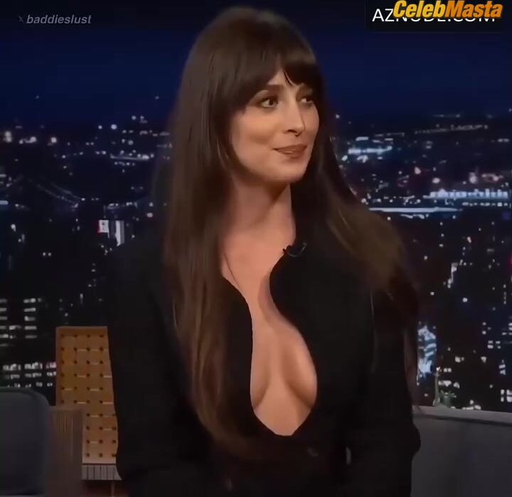 Dakota Johnson ’s Boobs Scene In The Tonight Show - Photo 1 of 5 photo 3