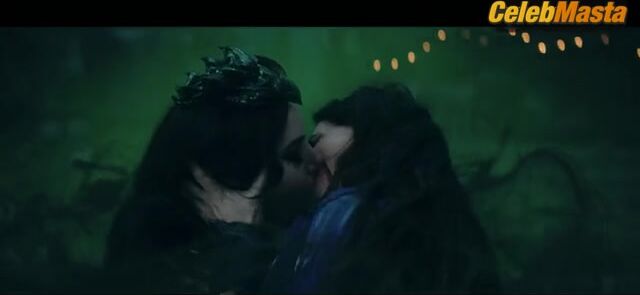 Aubrey Plaza Kathryn Hahn And Lesbian Sex Scene From - Photo 1 of 5 photo 4