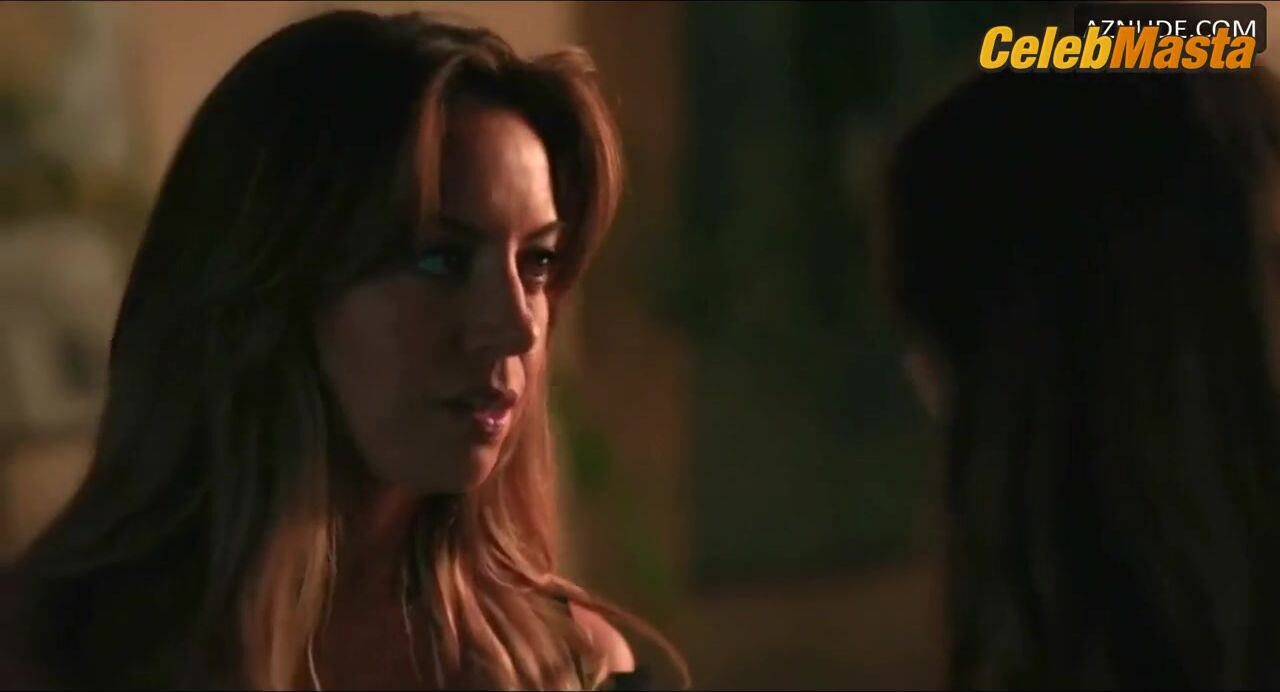Aubrey Plaza ’s Lesbian Scene From Spin Me Round - Photo 2 of 5