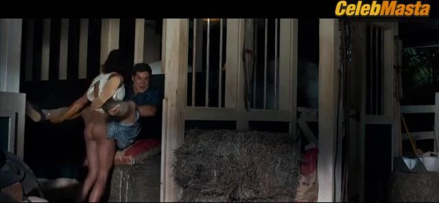 Aubrey Plaza ’s Booty Scene From Mike & Dave - Photo 2 of 5 photo 3