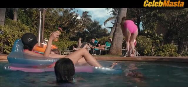 Anna Kendrick And Aubrey Plaza Swimsuit Scene From Mike - Photo 4 of 5