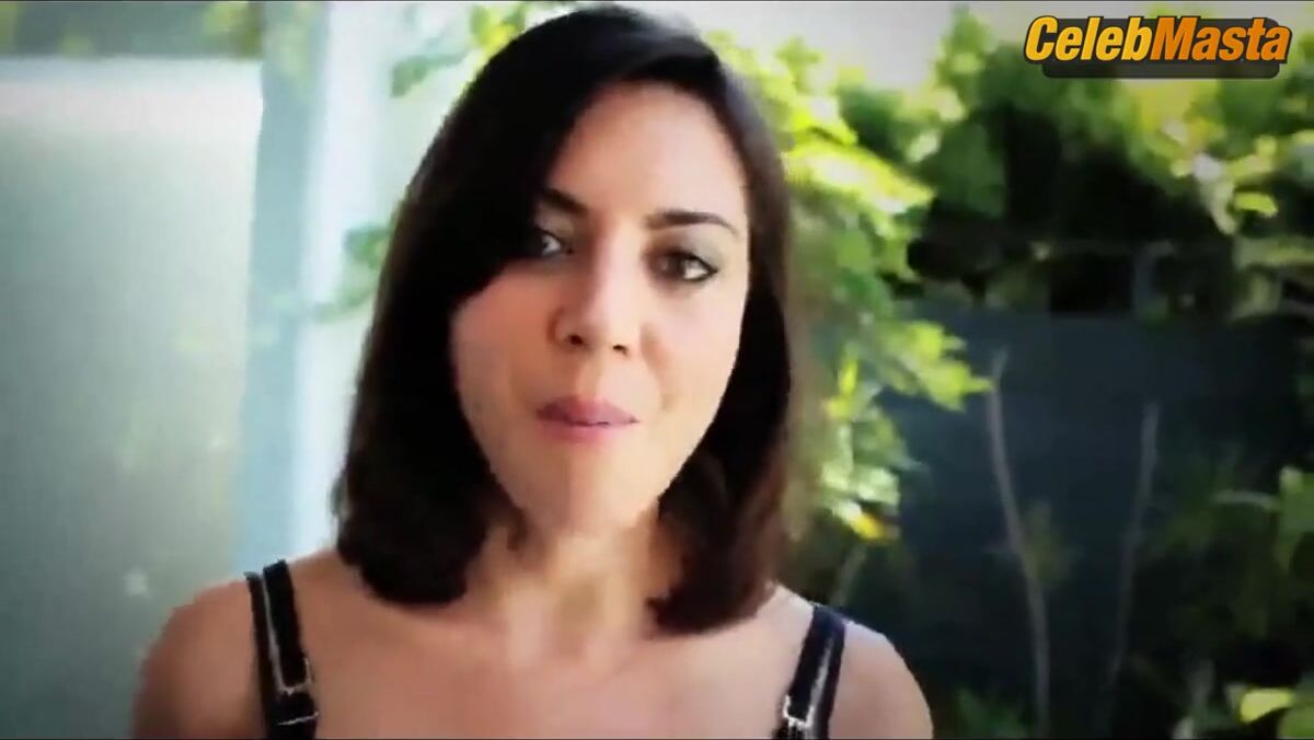 Aubrey Plaza Swimsuit Scene From Gq Behind The Scenes - Photo 2 of 5