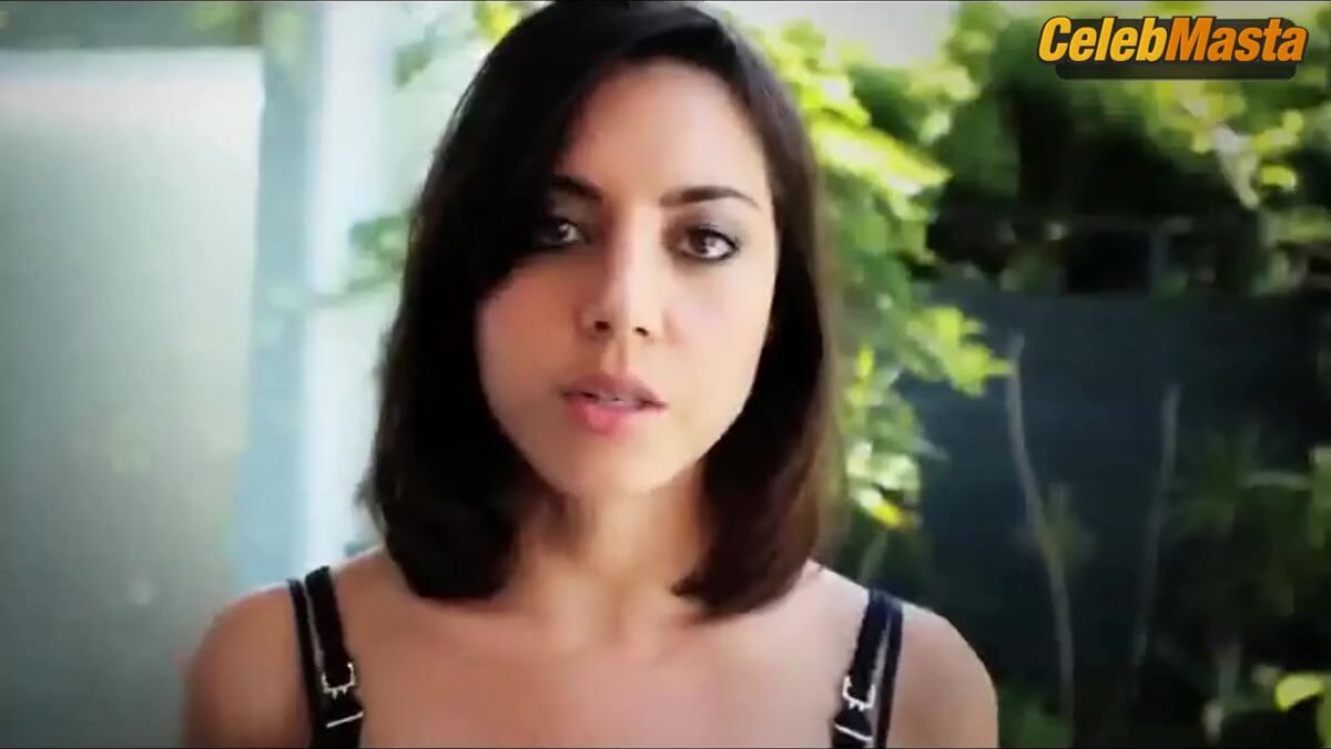 Aubrey Plaza Swimsuit Scene From Gq Behind The Scenes - Photo 2 of 5 photo 4