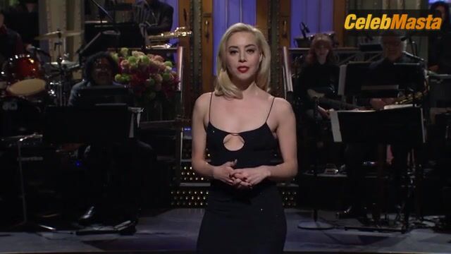 Aubrey Plaza Sexy Scene From Saturday Night Live - Photo 2 of 5 photo 5