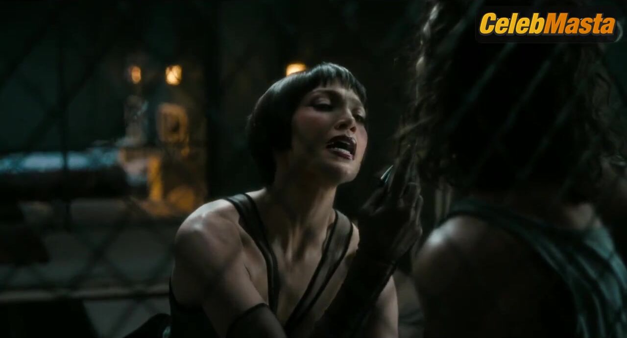 Jennifer Lopez Tits And Underwear Scene From Kiss Of The - Photo 1 of 5 photo 5