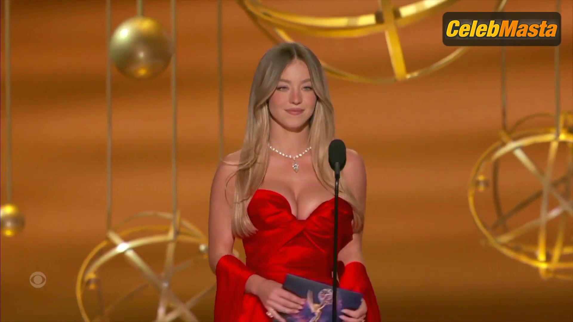 Sydney Sweeney Sexy Scene From The Primetime Emmy Awards - Photo 2 of 5 photo 3