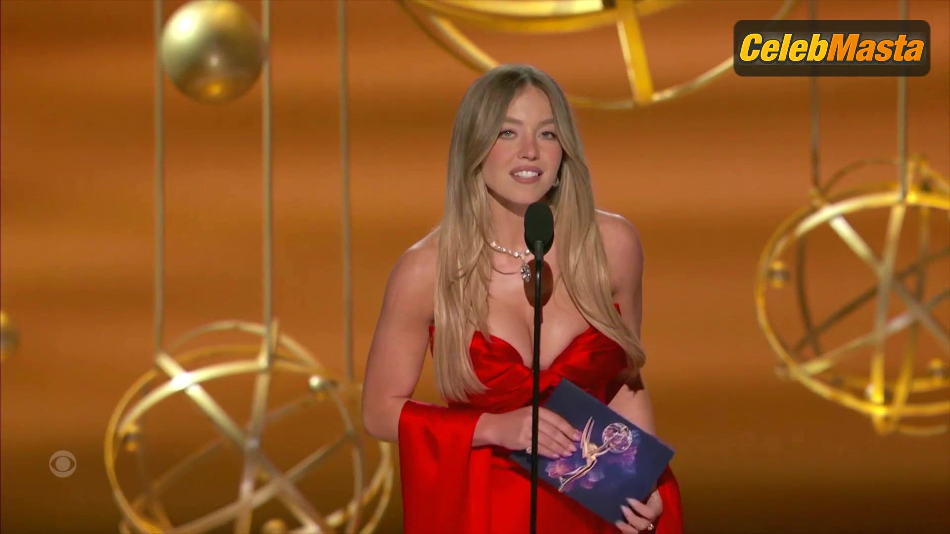 Sydney Sweeney Sexy Scene From The Primetime Emmy Awards - Photo 2 of 5 photo 4