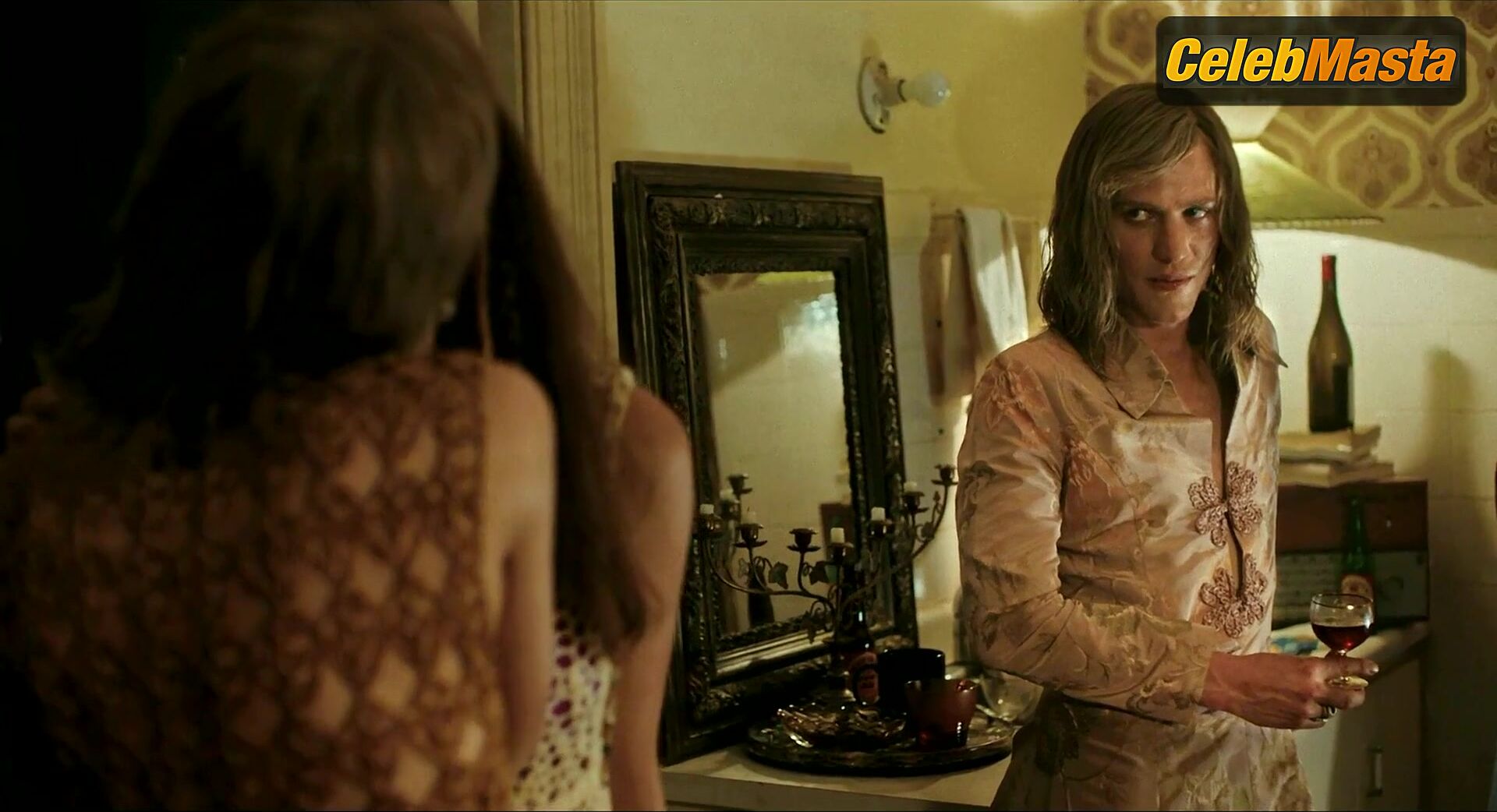 Jena Malone And Roanna Cochrane’s Lesbian Scene - Photo 2 of 5