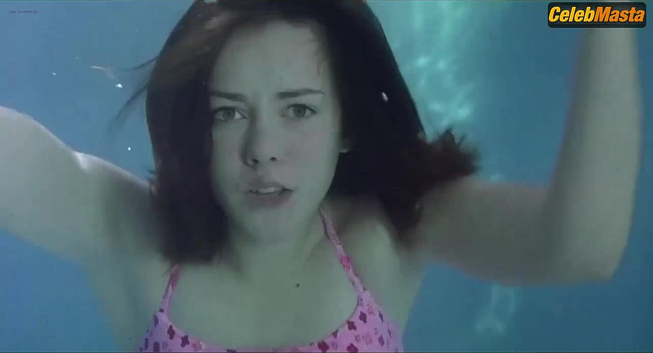Jena Malone ’s Swimsuit Scene From Saved! - Photo 2 of 5