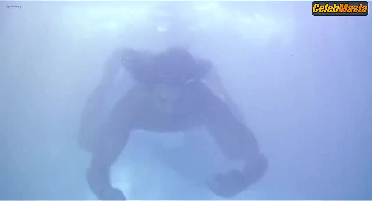 Jena Malone ’s Swimsuit Scene From Saved! - Photo 2 of 5 photo 3