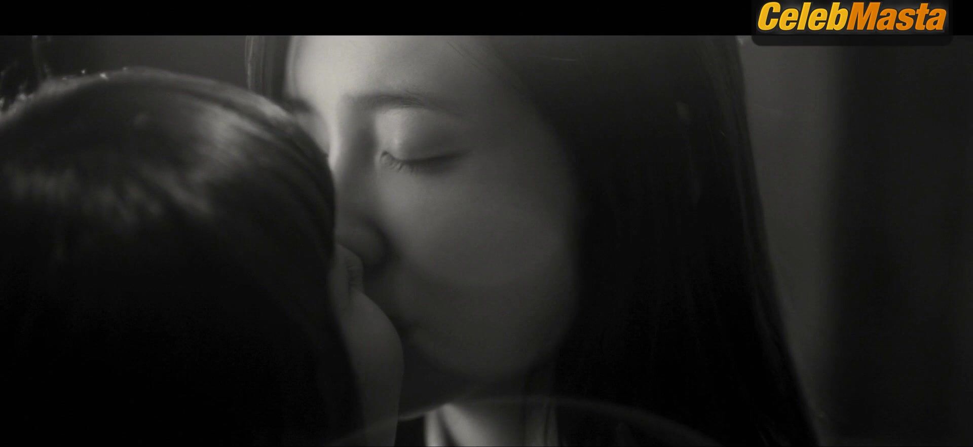 Cho Yeo-jeong And Park Ji-hyun’s Lesbian Scene From - Photo 3 of 5 photo 2