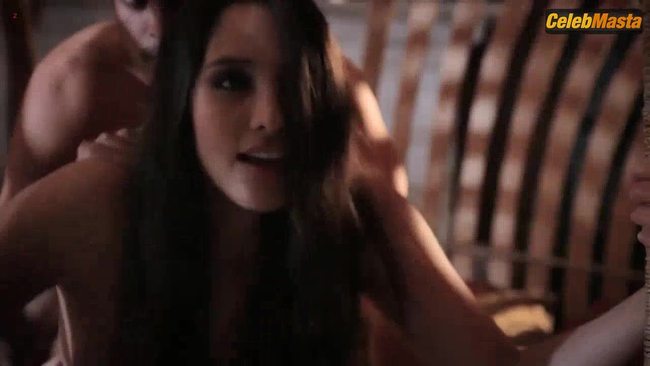 Diana Elizabeth Torres Flaunts Butt, Boobs Scene In Femme Fatales - Photo 2 of 5