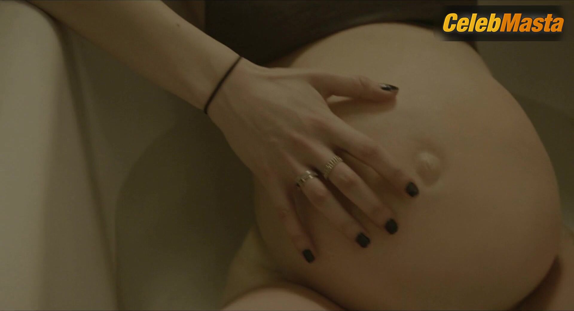 Vanessa Kirby ’s Bush Scene From Pieces Of A Woman - Photo 1 of 5 photo 4